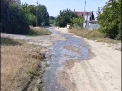 Стихийный ручей второй день заливает частный сектор в Волгограде – видео