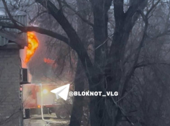 Дом обрушился в Волгограде спустя 9 часов пожара