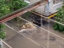 Огромный поток воды заливается под многоэтажку на юге Волгограда: видео с места ЧП