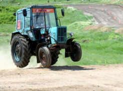 Бомж угнал у фермера трактор «Белорус» в Среднеахтубинcком районе 