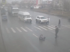 В Волгограде на пешеходном переходе Renault Logan сбил 54-летнюю женщину: видео