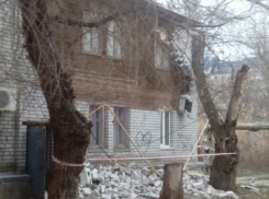 В Волгограде разрушилась кирпичная облицовка старого деревянного дома 