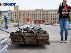 В Волгограде заметили эмблему СС на одежде монтажников сцены парада Победы