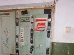 В Волгограде жители семейного общежития украсили дверь мобильными телефонами