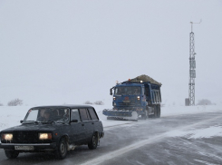 Дороги в 27 районах Волгограда вышла спасать тяжелая техника