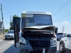 Маршрутка №123 и Opel столкнулись на Волжской ГЭС: пострадали 5 человек