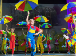 «Хочется, чтобы судьба была благосклонна к ним»: волгоградским сиротам подарили подарки на День защиты детей