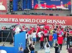 Зажигательные танцы болельщиков Туниса в центре Волгограда попали на видео