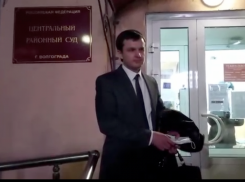 «Судья вникает в материал и видит все эти косяки»: в Волгограде пятый час рассматривают дело Михаила Соломонова 