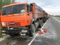Двое очевидцев вытащили водителя из горящего КамАЗа под Волгоградом