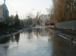 На западе Волгограда улица Гейне ушла под воду из-за течи колодца 