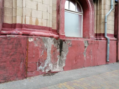 «Почта России» в судах оспаривает требование отремонтировать рассыпающийся на глазах волгоградский главпочтамт