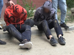 Юные москвичи приехали в Волгоград грабить магазины: появилось видео задержания