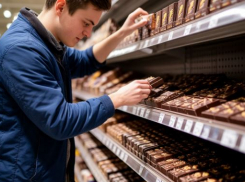 Пять лет тюрьмы грозит волгоградскому подростку за кражу шоколада 