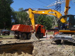 По обезвоженному поселку Гумрак в Волгограде запустили водовозку 