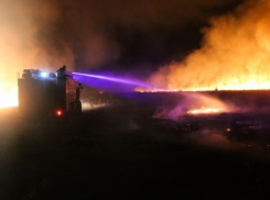Адское пламя: бушующий в Волгоградской области крупный степной пожар попал на фото 