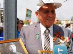 Постоянный участник «Бессмертного полка» чуть не расплакался, рассказывая о своей семье