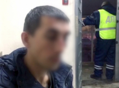 В Волгограде поймали 35-летнего таксиста, который развозил людей в пьяном виде и с поддельными водительскими правами 