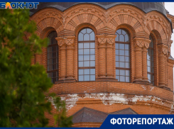 Разрывающая стены солевая коррозия покрыла храм Невского в центре Волгограда 