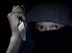 В Волжском на мужчину в переулке напал преступник с ножом