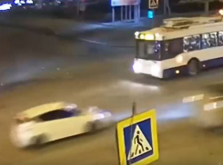 Иномарка на скорости «влетела» в «Ладу» на оживленном перекрестке в Волгограде: видео 