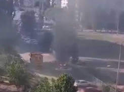 Во дворе Волгограда загорелся автомобиль: видео