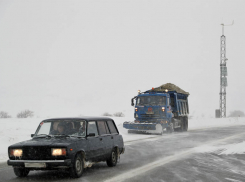 Дорожные службы Волгограда высыпали на трассы более 9 тыс. тонн реагентов
