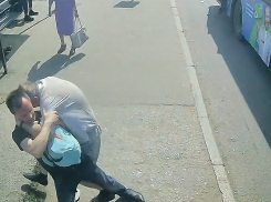 Пассажир автобуса набросился с ножом на драчуна в Волгограде: видео