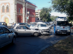 За утро в центре Волгограда четыре машины попали в ДТП: пострадали два водителя