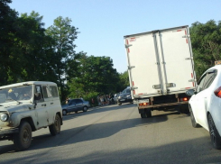 В Волгограде при столкновении двух легковушек скончался пенсионер: трое в больнице