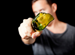 Подросток из Волгограда разбил бутылку о голову посетителя кафе и ограбил его