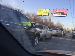 Четыре авто сложились в «бутерброд» на севере Волгограда