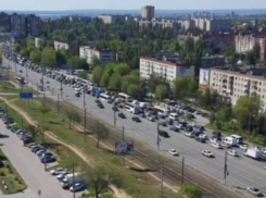 Проспект расчистили в Волгограде ради проезда кортежа - видео 