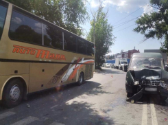 «ГАЗель» врезалась в пассажирский автобус в Волгограде с водителем из Тбилиси