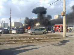 В Волжском у трубного завода полностью выгорели три иномарки