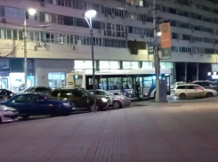 Стихийная парковка у депутатского недостроя стала угрозой для волгоградских пассажиров