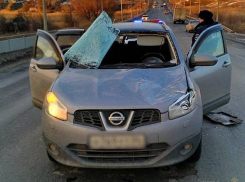 Ледяная глыба пробила лобовое стекло Nissan и голову водителя в Волгограде