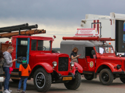 По центру Волгограда проехала колонна пожарной техники