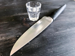 Мужчина ударил 30 раз ножом родную мать, а потом добил топориком на севере Волгограда