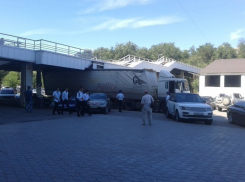  В центре Волгограда фура едва не снесла мост на набережной города