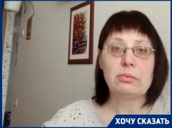 Волгоградка вынуждена скитаться по квартирам из-за вони от соседей: видео