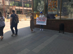 Против дистанционного обучения состоялся одиночный пикет в центре Волгограда