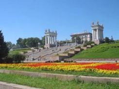 Семья лишилась борсетки с деньгами во время фотосессии в центре Волгограда 