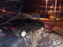 Пьяный волгоградец угнал автомобиль у друга и протаранил забор
