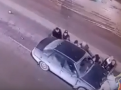 Ребенка из-под поднятой прохожими машины отправили лечиться домой в Волгограде