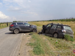 Лихач на Kia Sportage покалечил трех человек и погиб в лобовом ДТП под Волгоградом