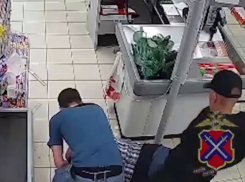 Пинали и били бутылкой по лицу: в колонию отправили напавших на покупателя подростков под Волгоградом