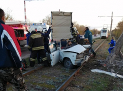 Стали известны подробности ДТП в Волжском, где в груде металла чудом выжил водитель и его пассажир