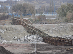 В Волгограде на Центральном стадионе демонтирована первая световая опора 