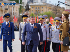 Кто смотрел парад Победы в Волгограде с VIP-трибуны: фоторепортаж